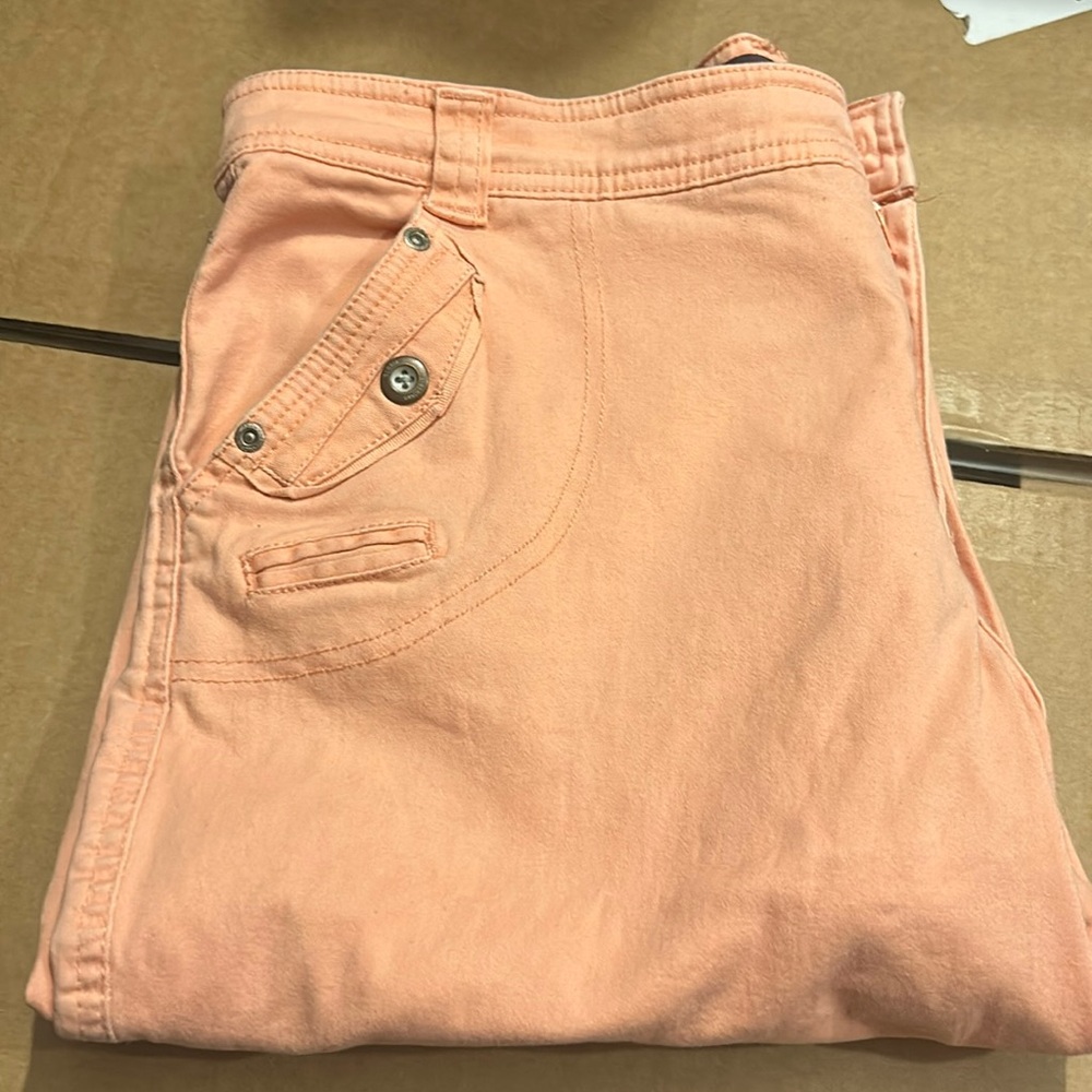 Gloria Vanderbilt Capris 
Size 12 
Peach